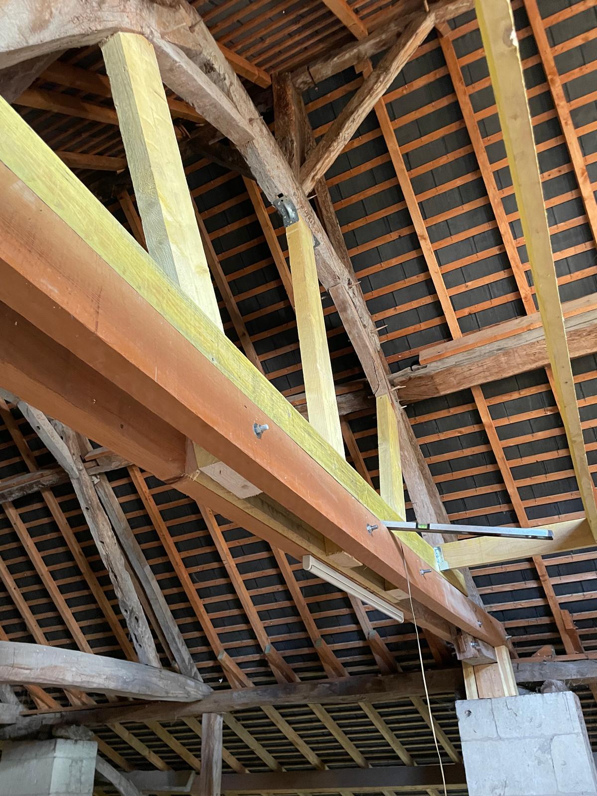Artisan JB Travaille au travail sur un chantier de couverture