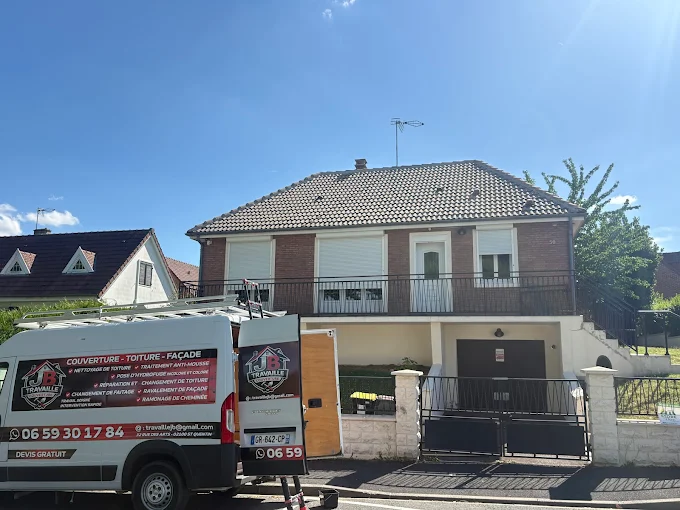 Couvreur JB Travaille au travail sur une toiture dans l'Aisne (02)